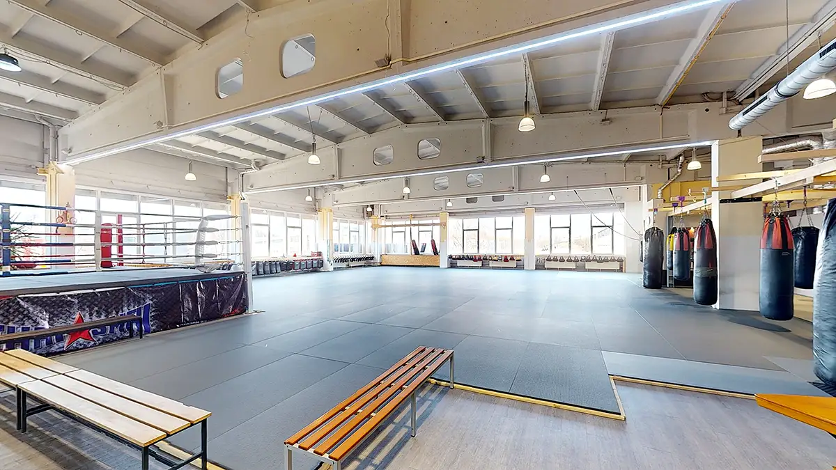 Main Floor mit Ring und Trainingsfl&auml;che im Ringside Gym