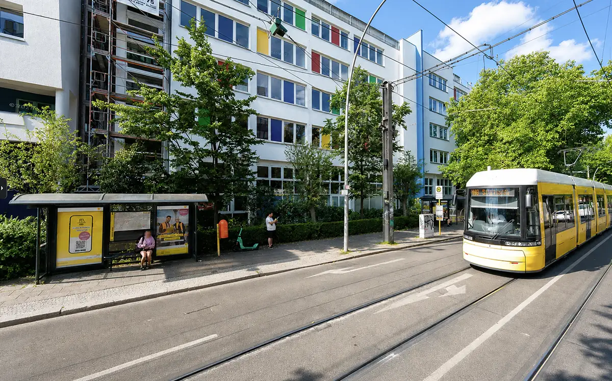 Haltestelle an der Herzbergstra&szlig;e nahe dem Ringside Gym