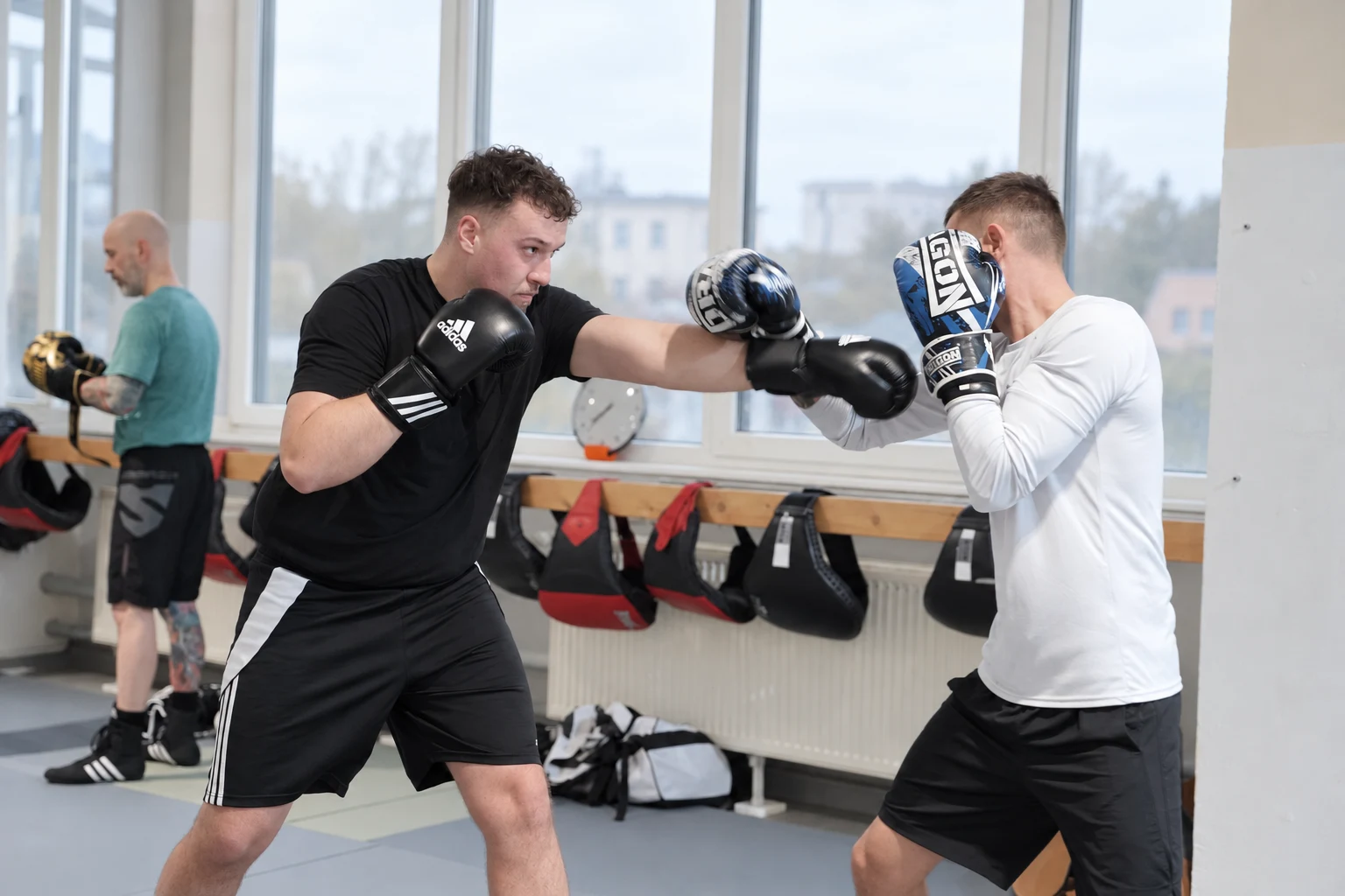 Kontrollierter Boxdrill mit Schlag und Deckung im Ringside Gym