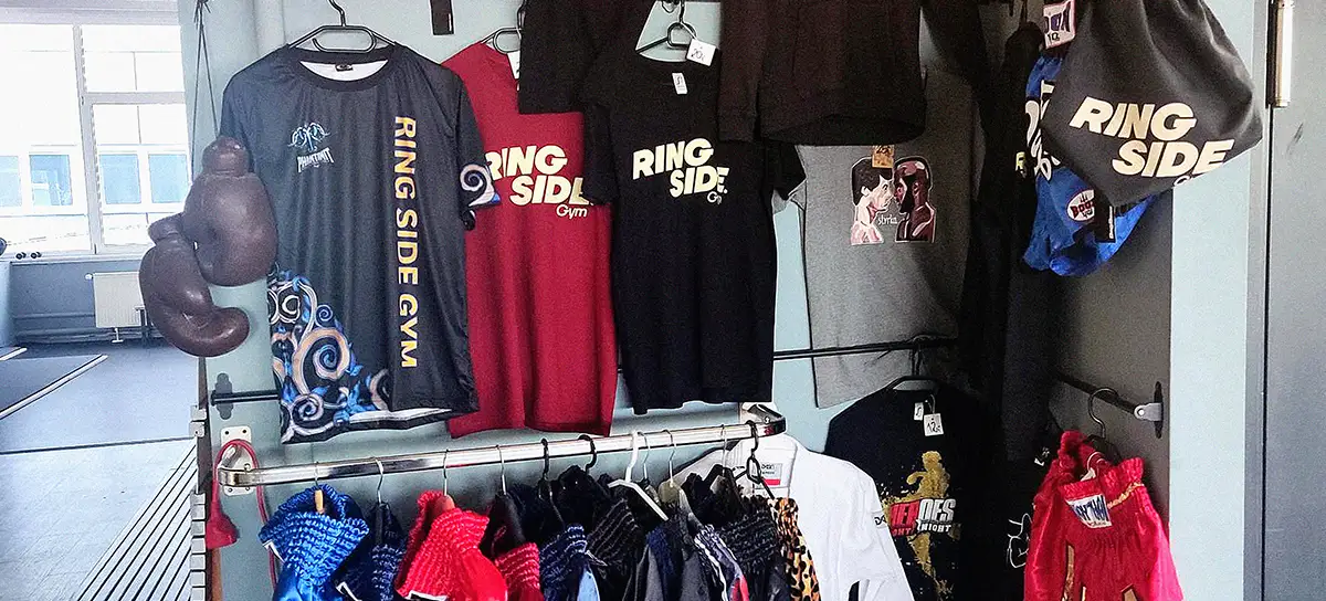 Shopbereich mit Trainingsequipment im Ringside Gym